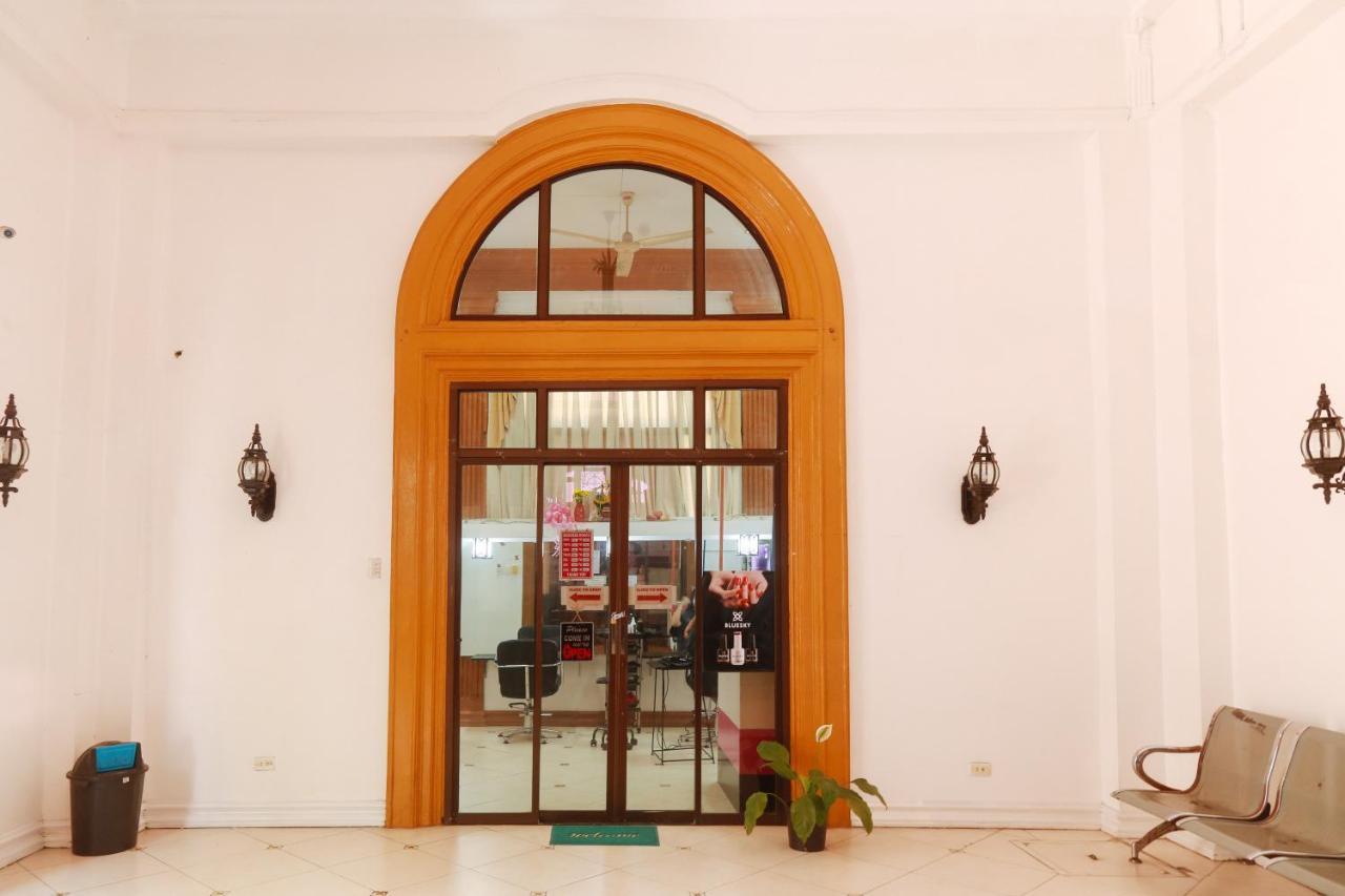 Reddoorz Plus @ Castle Chateau Iloilo Exteriör bild