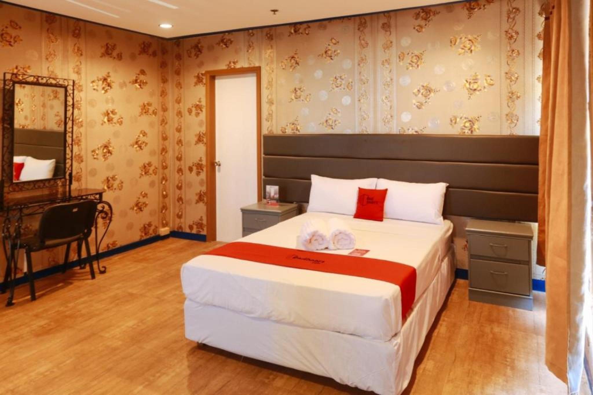 Reddoorz Plus @ Castle Chateau Iloilo Exteriör bild