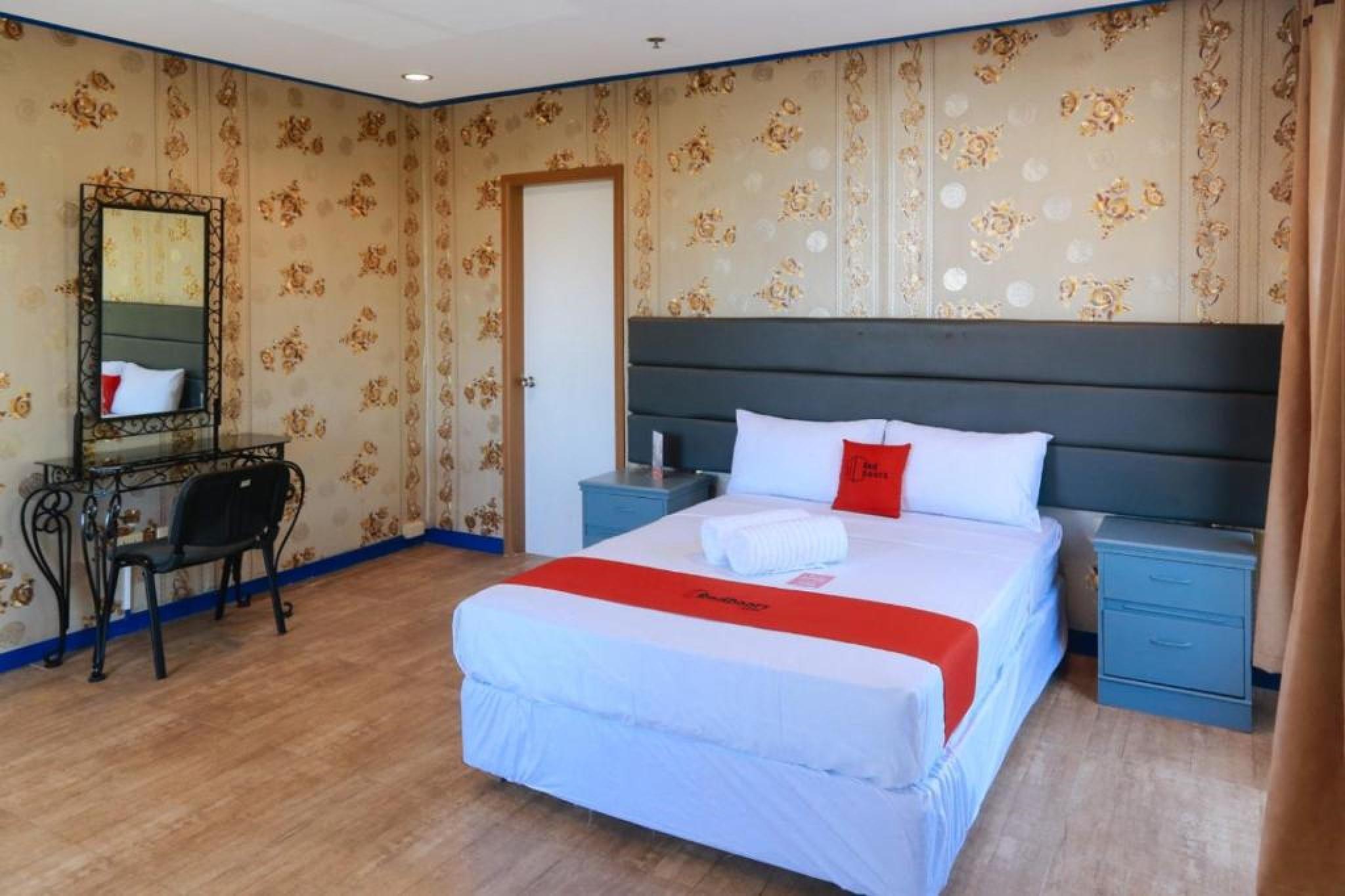 Reddoorz Plus @ Castle Chateau Iloilo Exteriör bild