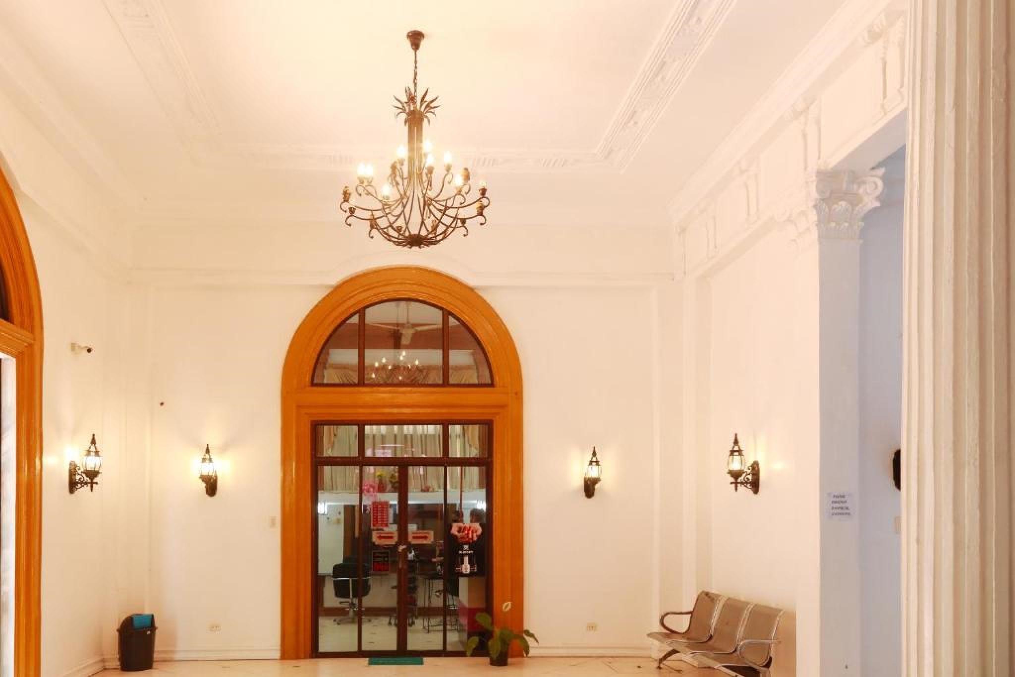 Reddoorz Plus @ Castle Chateau Iloilo Exteriör bild