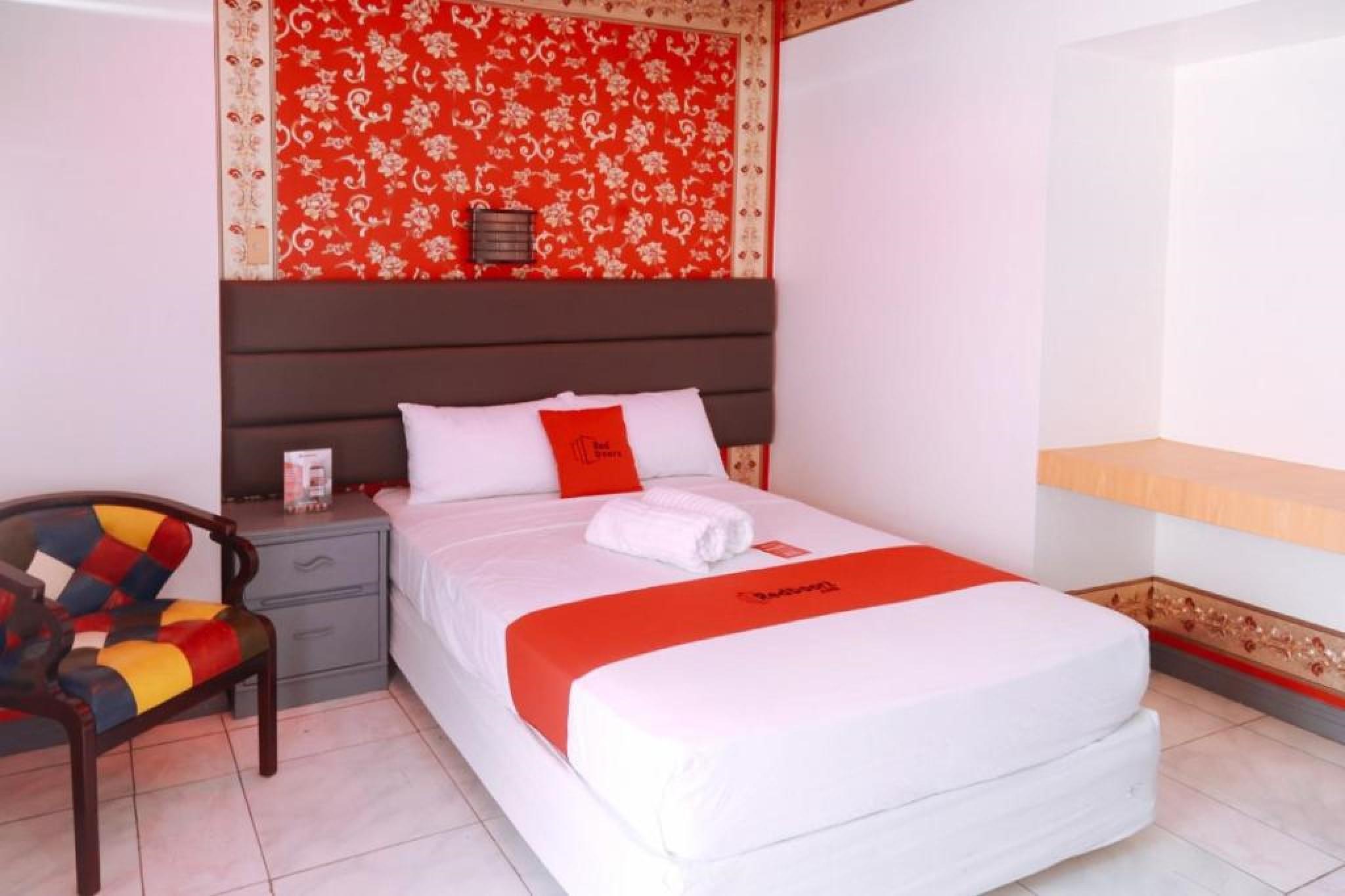 Reddoorz Plus @ Castle Chateau Iloilo Exteriör bild