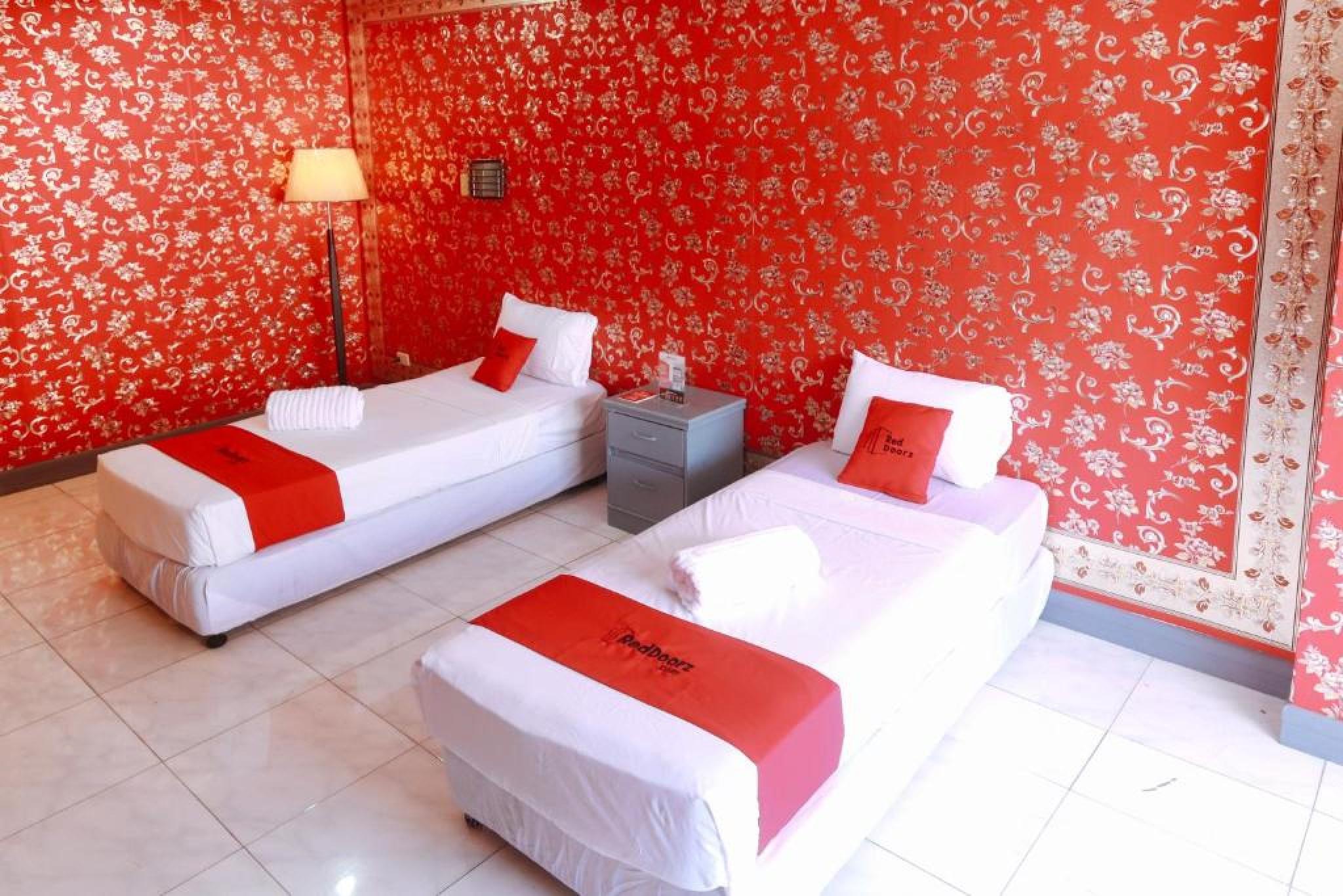 Reddoorz Plus @ Castle Chateau Iloilo Exteriör bild