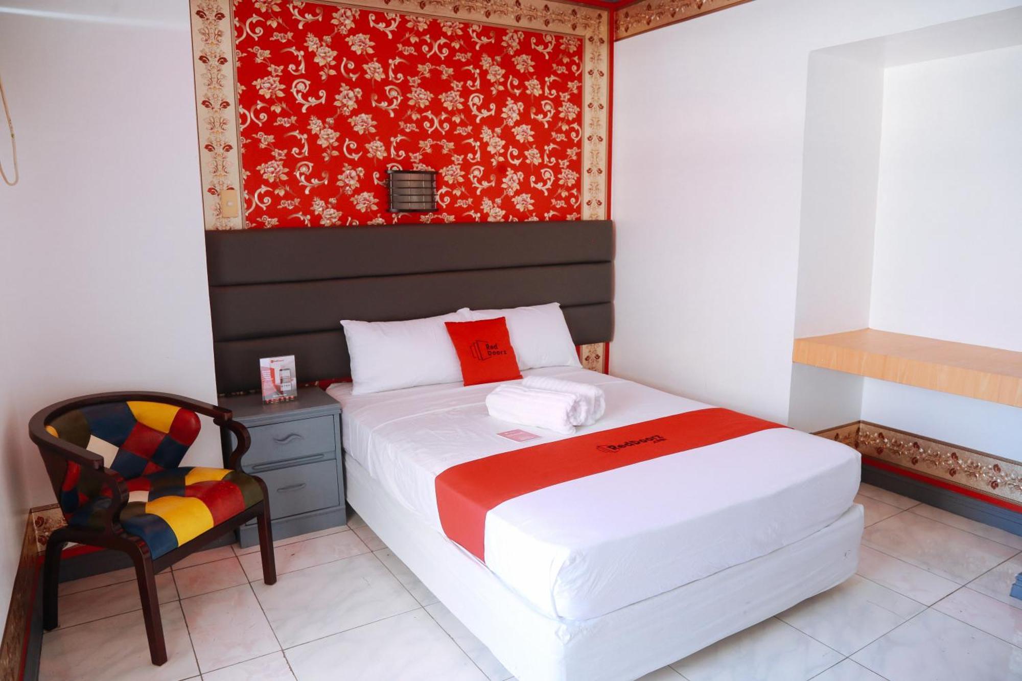 Reddoorz Plus @ Castle Chateau Iloilo Exteriör bild