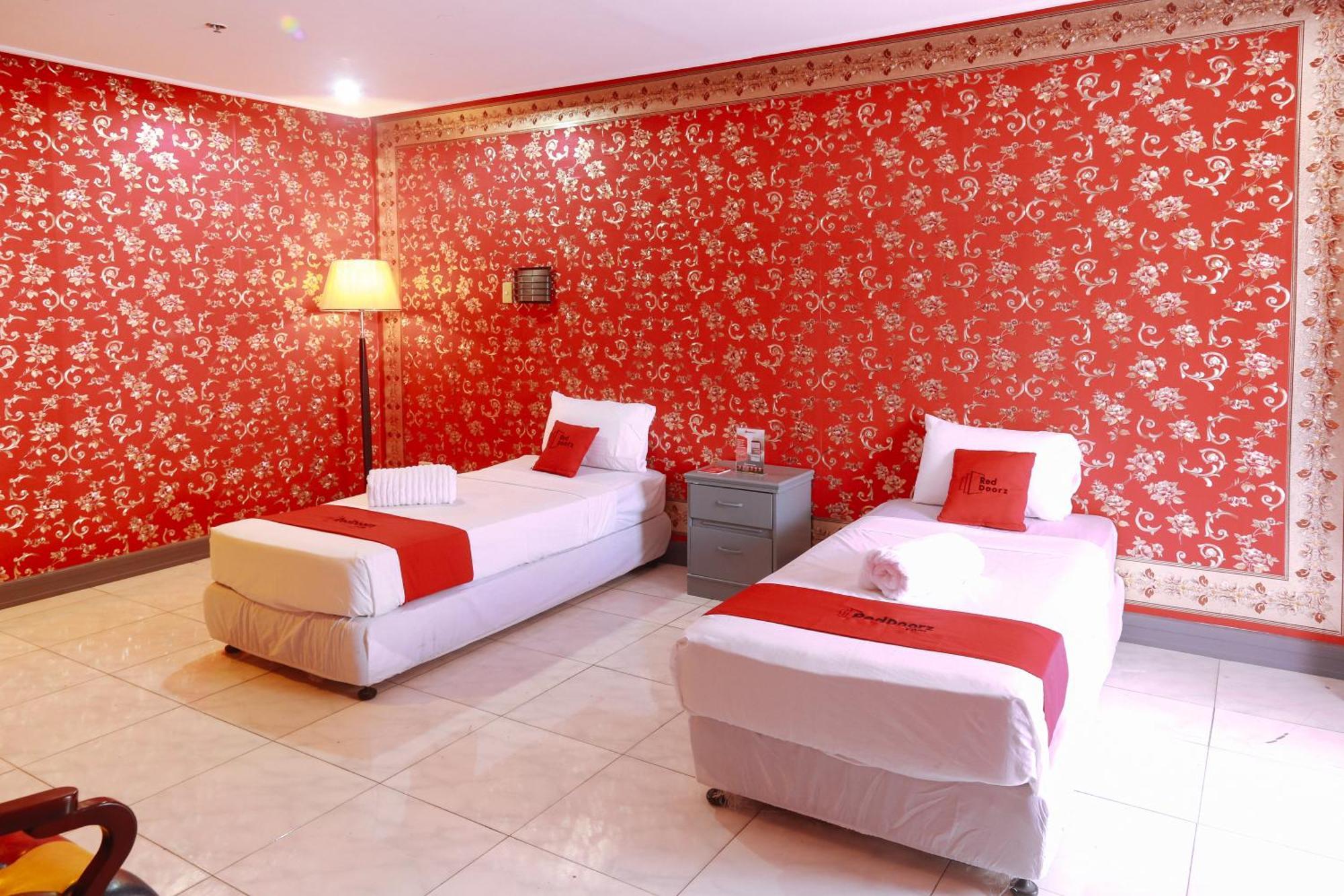 Reddoorz Plus @ Castle Chateau Iloilo Exteriör bild