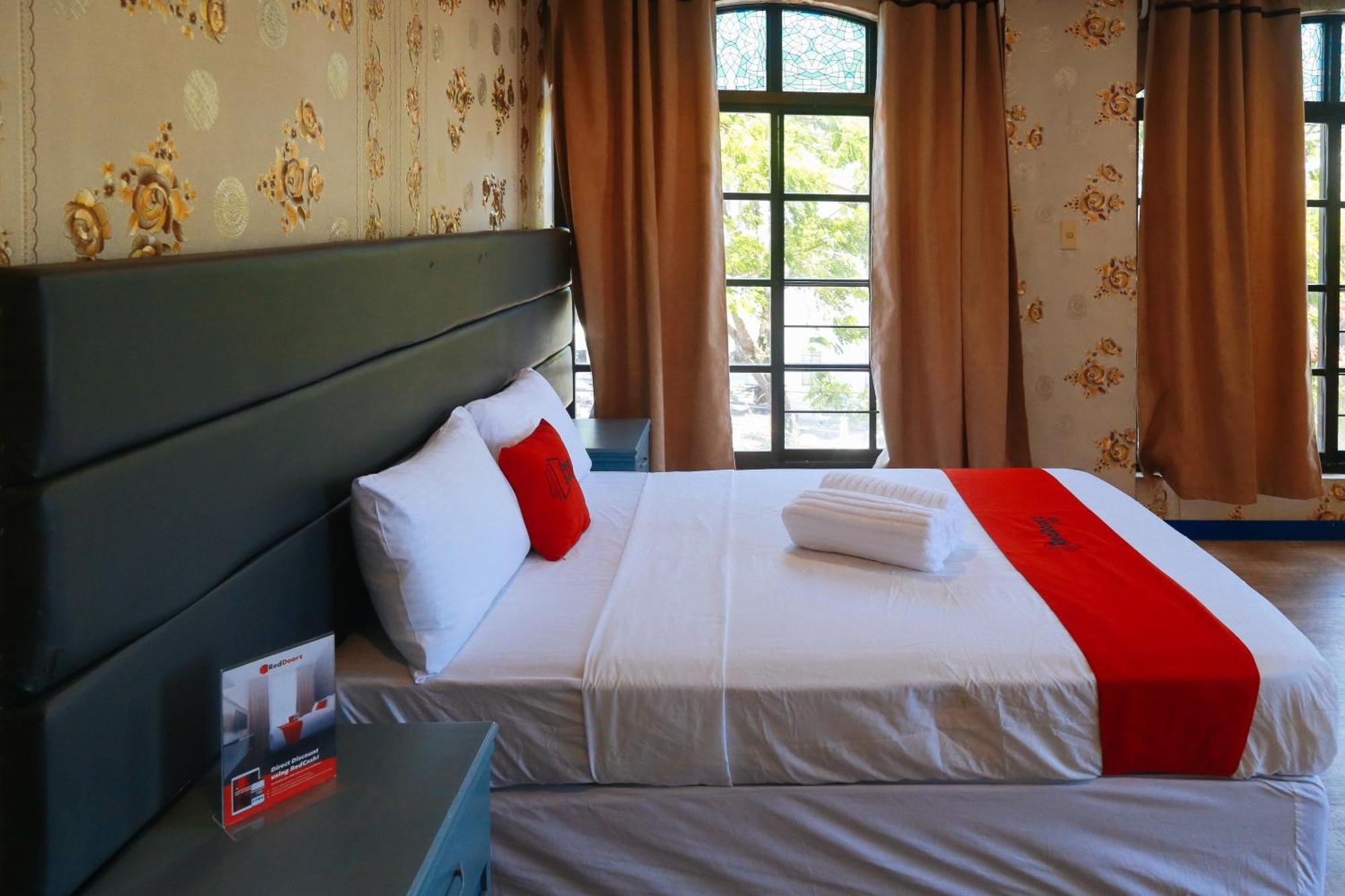 Reddoorz Plus @ Castle Chateau Iloilo Exteriör bild